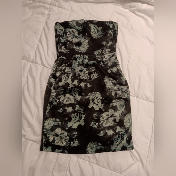 Banana Republic Dresses & Skirts - Banana Republic Strapless Dress